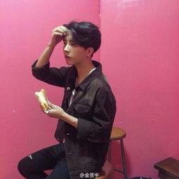 网红帅哥直播唱歌视频